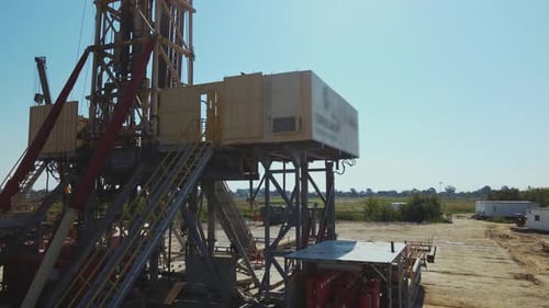 Horizontale Ansicht von Turm-Drohnenaufnahmen Lagerhäuser Industriekonzept Pipeline Verschmutzung Treppen Geschäft