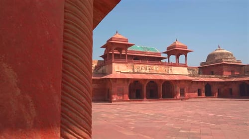 Pavillons et cour en grès rouge du complexe royal de Fatehpur Sikri