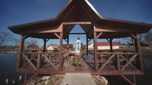 La sculpture de Notre-Dame dans le village de Trokeli