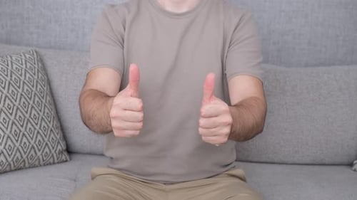 Mann Daumen hoch