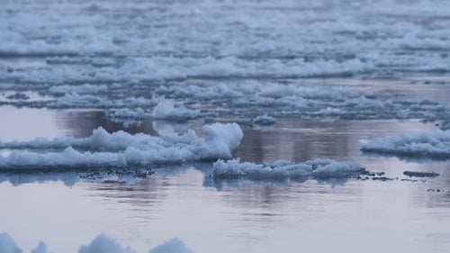 Eisscholle im Fluss, niedriger Winkel, geringer Fokus, Zeitlupe