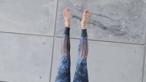 Athlète féminine faisant des exercices au sol en soulevant les jambes pour entraîner les muscles abdominaux. Sports et fitness