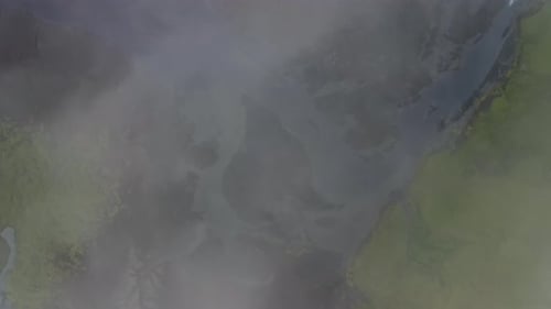 Luftbild des Laki-Kratergebiets. Ein Vulkankrater, der mit grünem Moos bedeckt ist.
Island