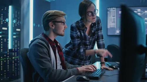 Männliche und weibliche Programmierer reden, lösen Probleme, benutzen Computer und machen nach Erfolg High Five