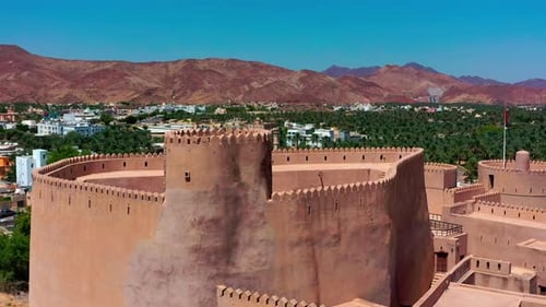 Vue aérienne d'un immense et vieux fort à Oman
