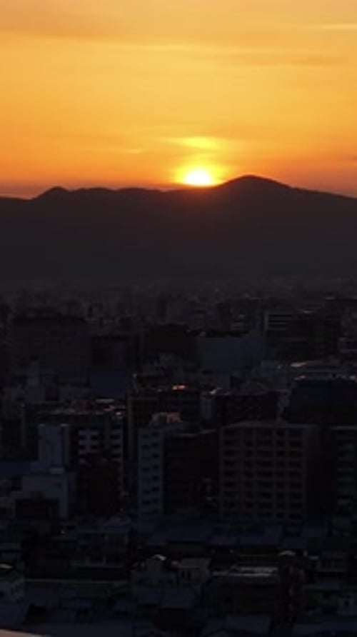 Zumbido aéreo de Kioto, Japón, al atardecer