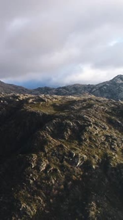 Vertikales Video über riesige Berge und Landschaften