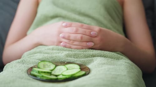 La joven se sienta en la cama y elige entre berenjena, pepino y pltano, elige el cuco, Grabaciones de stock Incluyendo: sexo y mano - Envato La joven se sienta en la cama y elige entre berenjena, pepino y pltano, elige el cuco, Grabaciones de stock Incluyendo: sexo y mano - Envato