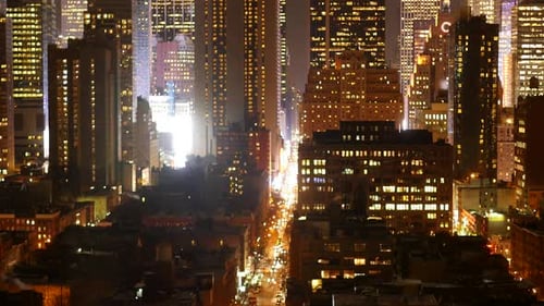 Panoramablick auf die Stadt am Nachthimmel. urbaner Metropolen-Hintergrund. New York City