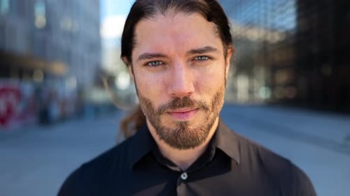Junger Mann schaut in die Kamera