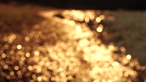 Abstrato Mar, verão, oceano, pôr do sol, natureza, fundo de bokeh, ondas pequenas na superfície da água azul em