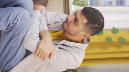 Vidéo verticale d'un homme malheureux et agité.