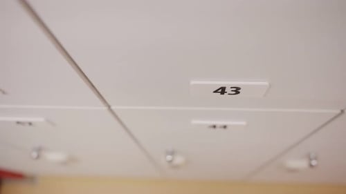 Weiße Schulschränke bewegen sich hintereinander