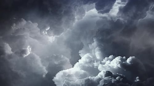 nuages sombres et éclairs avant la tempête