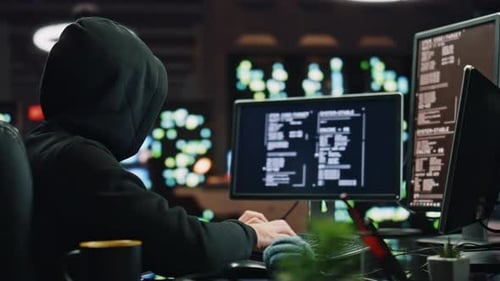 Un hacker anonyme brise la cybersécurité dans une chambre noire en gros plan | Lecture cybercriminelle