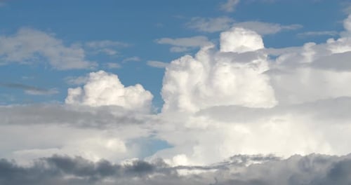 Cumuluswolken und blauer Himmel