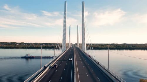 Flug über Industriebrücke Verkehrstransport Crossing Sea Schwimmendes Frachtschiff Luftaufnahme