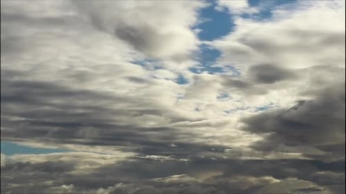 Zeitraffer dunkler, launischer Wolken, die sich schnell bewegen