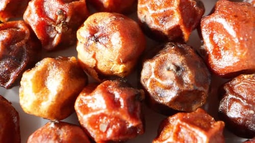 Les grains de poivre rouge exquis séduisent par leur teinte vibrante et leur saveur audacieuse.