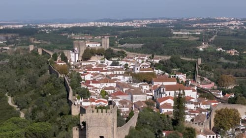 Vue aérienne de la ville fortifiée médiévale d'Obidos, au Portugal.