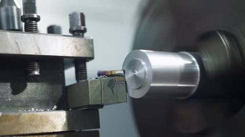 Metalldrehmaschine beim Formen und Schneiden eines Metallstücks