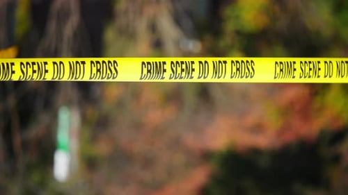 Uma cena de crime amarela brilhante não cruza a fita esticada em um local urbano, temporada de outono