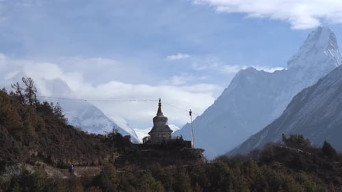 Uma estupa budista no cume de uma montanha com AmadaBlam ao fundo.