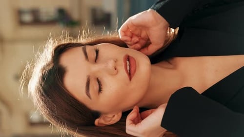 Linda sorridente posando na rua