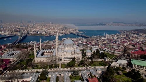 Luftaufnahme der historischen Moschee, der Küstenbucht und der Stadtbrücke in Istanbul