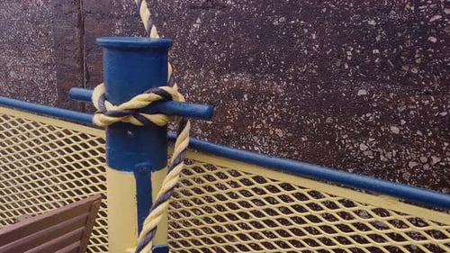 Festmachseil und Poller am Meerwasser spannen sich an, hautnah