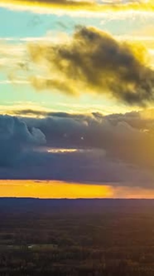 Hyperlapse dynamique capturant un coucher de soleil fascinant sur un vaste paysage