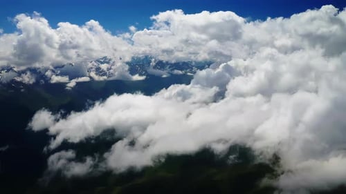 Luftaufnahme der Cumuluswolken über der Bergkette Weitläufige Wolkenlandschaft über einer üppigen Bergkette