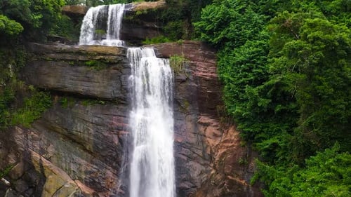 Wasserfall im Tropenwald