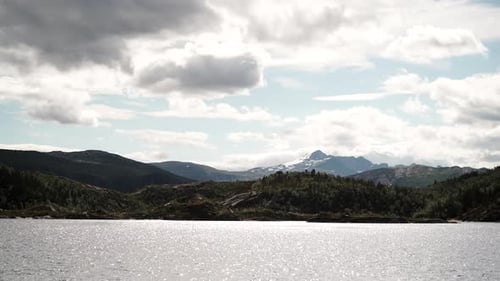 Nuages au-dessus des montagnes, fjord, Norvège. Laps de temps