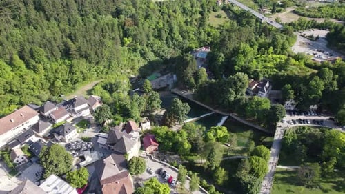 Vue aérienne entourant Jajce, les toits de la petite ville bosniaque, Herzégovine, belle campagne boisée f