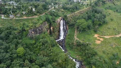 enorme cachoeira no Sri Lanka