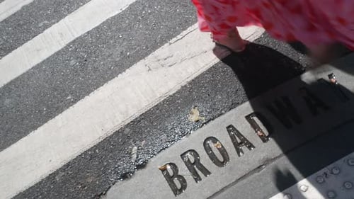 Placa de rua da Broadway: Pessoas na encruzilhada de pedestres, cruzamento rodoviário de Manhattan na cidade de Nova York