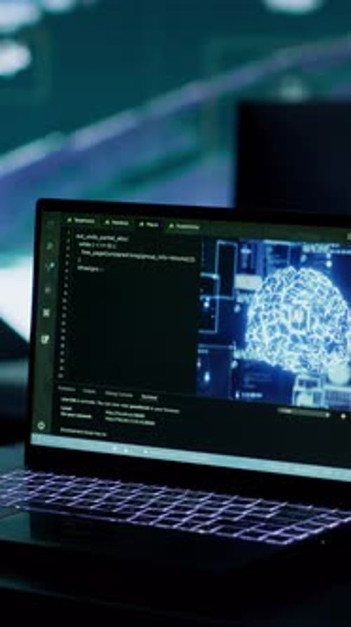 Vertikales Video: Militärpersonal arbeitet neben einem neuronalen KI-Gehirnnetzwerk in einem Kommandoposten