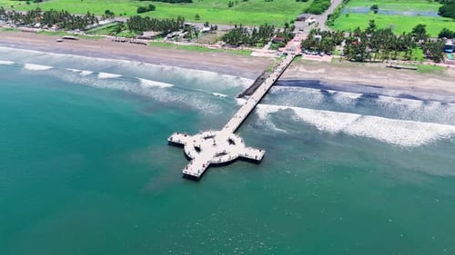 Touristes marchant sur la jetée moderne de San Blas, Nayarit.
Mexique