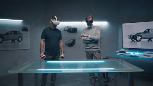 Des ingénieurs automobiles équipés de lunettes VR parlent de la conception d'un modèle de prototype de voiture