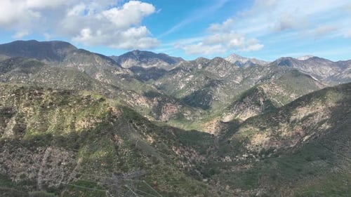 Luftaufnahme der zerklüfteten Landschaft der San Gabriel Mountains