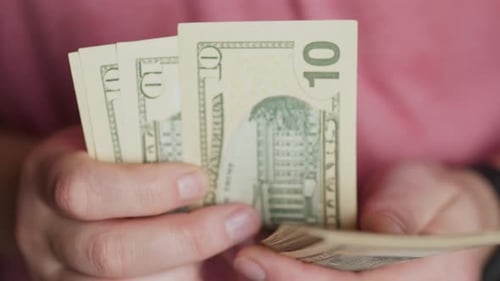 Contando dinheiro Uma visão detalhada de como funciona o manuseio de dinheiro na vida cotidiana e nos negócios