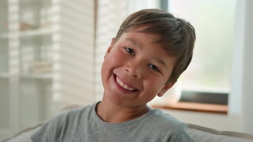 Kinderporträt aus nächster Nähe, fröhlicher lustiger kleiner Junge, kaukasischer männlicher Junge, Schule, Jugendlicher, Schüler