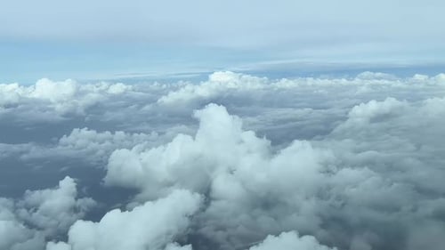 Vue aérienne de quelques nuages prise depuis un avion