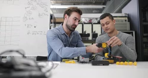 Kollegen, die an Robotik arbeiten