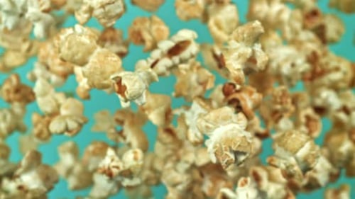 Fliegendes Popcorn in Superzeitlupe, gefilmt mit einer Hochgeschwindigkeitskamera mit 1000 Bildern pro Sekunde