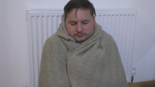 Ill Man In The House Chilling And Feeling Cold, se couvrant d'une couverture.