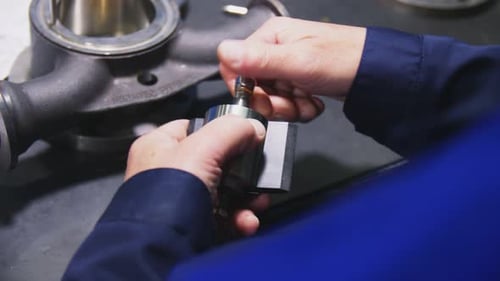 Un employé assemble une pièce pour contrôler le patin lors d'un gros plan de table