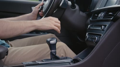 Mudando de marcha na caixa de transmissão enquanto dirige