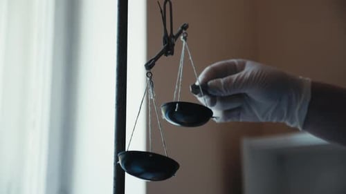 Mettre du poids sur les balances métalliques traditionnelles se déplaçant en raison d'un déséquilibre